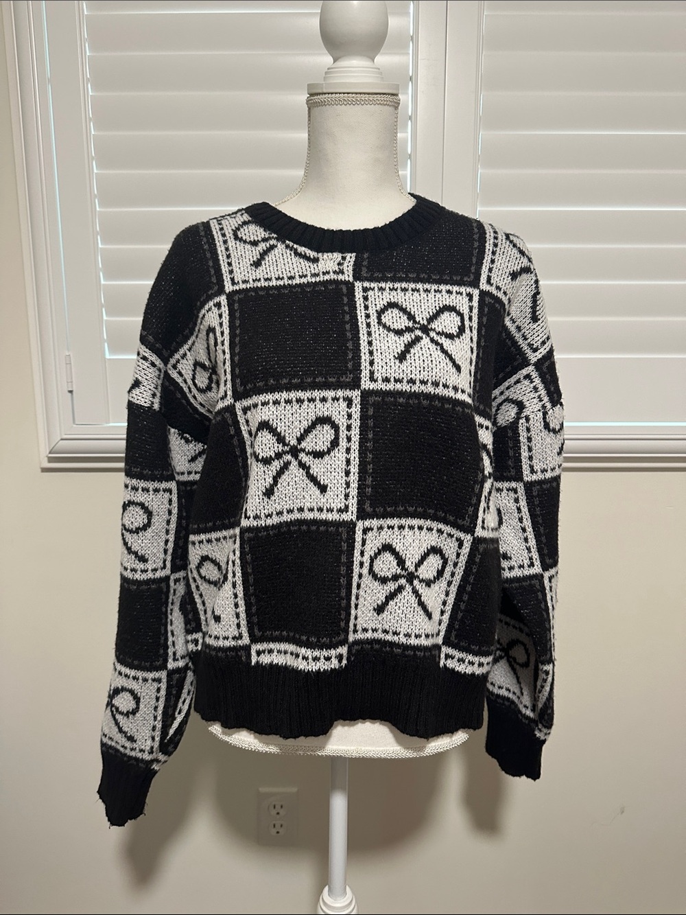 Blu Pepper Black and White Bow Checker Knit Sweater Large | Av